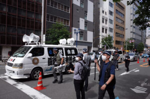 表現の不自由展かんさいの開催に抗議す る街宣車と大阪府警